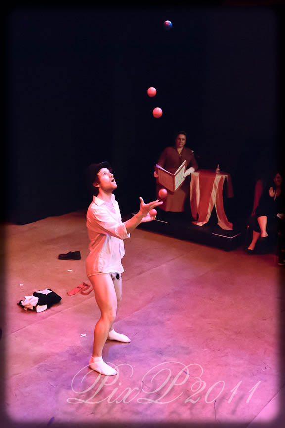 gal/A_Salute_to_the_40s/019juggle2.jpg